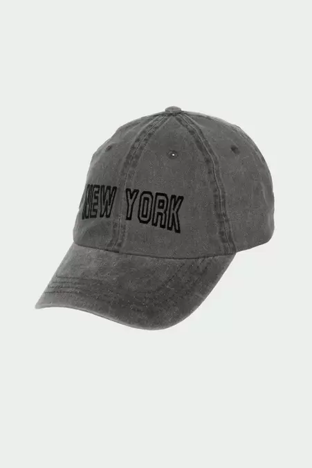 Oferta de Gorra con solapa/  NEW YORK por $129.9 en Aditivo