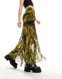 Oferta de Miss Selfridge chiffon ruffle split maxi skirt in green floral por $29.99 en ASOS