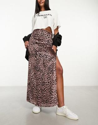Oferta de Miss Selfridge velvet devore maxi skirt in animal por $39.99 en ASOS