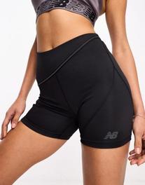Oferta de New Balance Q Speed Fitted shorts in black por $28 en ASOS