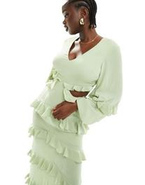 Oferta de Pretty Lavish cut-out ruffle maxi dress in sage green por $36.8 en ASOS