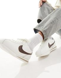 Oferta de Nike Cortez leather trainers in off white and cacao brown por $62.96 en ASOS