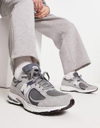 Oferta de New Balance 2002 trainers in grey and white por $91 en ASOS