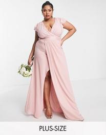 Oferta de TFNC Plus Bridesmaid flutter sleeve v neck dress in dusty pink por $18.5 en ASOS