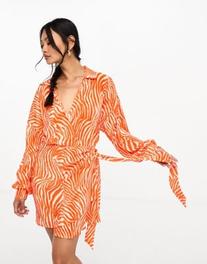 Oferta de ASOS DESIGN plisse wrap collared mini dress in orange zebra print por $24.5 en ASOS