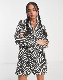 Oferta de Rebellious Fashion sequin blazer dress in zebra print por $29 en ASOS