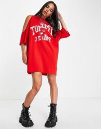 Oferta de Tommy Jeans x ASOS exclusive varsity logo cold shoulder t-shirt dress in red por $62.93 en ASOS
