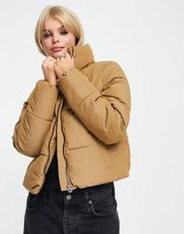 Oferta de Only padded jacket in camel por $36.39 en ASOS