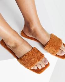 Oferta de Simmi London towelling flat sandal in brown por $11.5 en ASOS