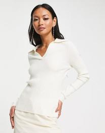 Oferta de & Other Stories knitted polo top in off white por $60.5 en ASOS