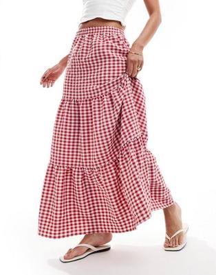 Oferta de Miss Selfridge tiered maxi gingham skirt in red por $29.99 en ASOS