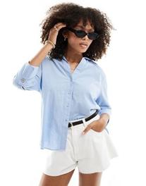 Oferta de New Look long sleeve linen look shirt in blue por $27.99 en ASOS