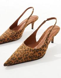 Oferta de ASOS DESIGN Solo premium leather slingback mid heeled shoes in leopard por $84.99 en ASOS