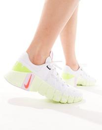 Oferta de Nike Training Metcon 5 trainers in white, volt and pink por $129.99 en ASOS