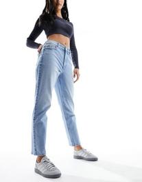 Oferta de New Look waist enhance mom jeans in medium wash blue por $41.99 en ASOS