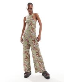 Oferta de Reclaimed Vintage sleeveless jumpsuit in green floral por $50.95 en ASOS
