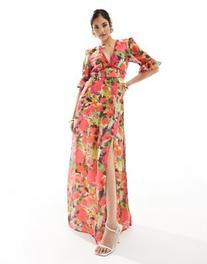 Oferta de Hope & Ivy plunge maxi dress with fluted sleeves in red floral por $123.99 en ASOS