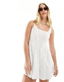 Oferta de ASOS DESIGN cami floral broderie skater mini dress in white por $37.99 en ASOS
