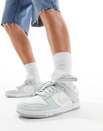Oferta de Nike Dunk Low Twist trainers in off white and grey por $129.99 en ASOS