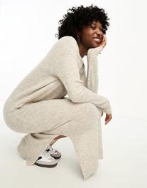 Oferta de Vero Moda knitted jumper midi dress in cream por $35 en ASOS