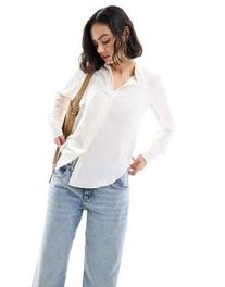 Oferta de New Look button through shirt in off white por $17.99 en ASOS
