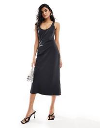 Oferta de Pretty Lavish satin slip maxi dress in black por $98.99 en ASOS