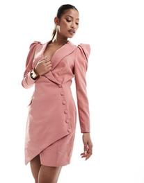 Oferta de Lavish Alice button detail blazer dress in light pink por $152.99 en ASOS