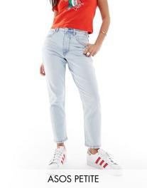 Oferta de ASOS DESIGN Petite slim mom jeans in light blue por $27.99 en ASOS