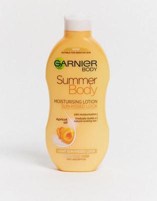 Oferta de Garnier Summer Body Hydrating Gradual Tan Moisturiser Light 250ml por $5.99 en ASOS