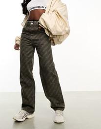 Oferta de ASOS Weekend Collective baggy fit jeans with laser print in washed brown por $24 en ASOS