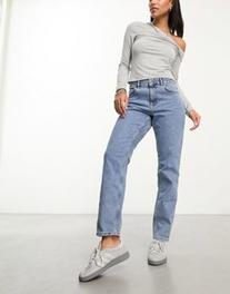 Oferta de Object straight leg jeans in mid wash blue por $27.5 en ASOS