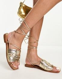 Oferta de Free People strap detail flat sandals in gold por $48.5 en ASOS