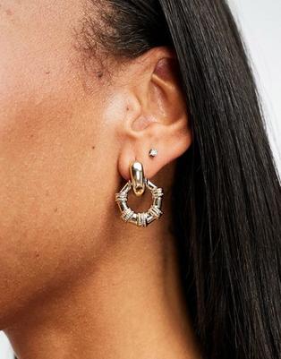 Oferta de ASOS DESIGN earrings with open bamboo design in gold tone por $3 en ASOS