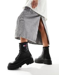 Oferta de Tommy Jeans urban leather boots in black por $172.89 en ASOS