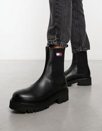 Oferta de Tommy Jeans urban chelsea boots in black por $151.44 en ASOS