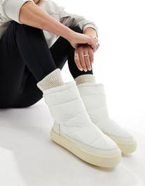 Oferta de Tommy Jeans winter snow boots in cream por $122.39 en ASOS