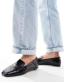 Oferta de ASOS DESIGN Modern slim loafer in black por $20 en ASOS