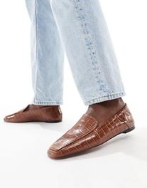 Oferta de ASOS DESIGN Modern slim loafer in brown por $20 en ASOS