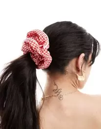 Oferta de ASOS DESIGN scrunchie hair band with oversized gingham design in red por $4.2 en ASOS