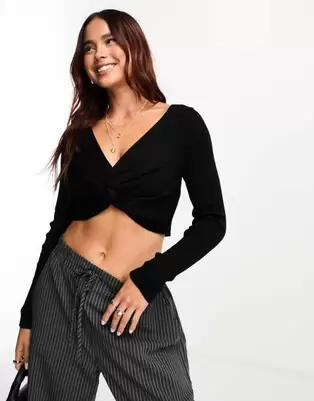 Oferta de Miss Selfridge twist front rib knit long sleeve top in black por $10.5 en ASOS