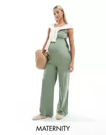 Oferta de Mamalicious Maternity belted jersey jumpsuit with wide leg in sage green por $50.39 en ASOS