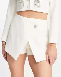 Oferta de Miss Selfridge going out tailored skort co ord in ivory por $12.63 en ASOS