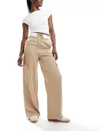 Oferta de Miss Selfridge turnback waistband soft touch cargo trouser in stone por $46.58 en ASOS