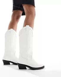 Oferta de ASOS DESIGN Camden flat western knee boots in white por $31.5 en ASOS