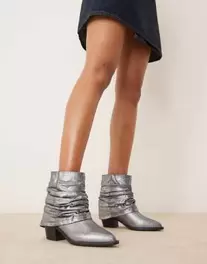 Oferta de Glamorous ruched western ankle boots in denim shimmer por $17 en ASOS