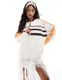 Oferta de Adidas Originals 80s track top in off white/shadow brown por $64 en ASOS