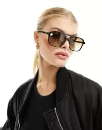 Oferta de ASOS DESIGN aviator sunglasses in tort with grad green lens por $15.29 en ASOS