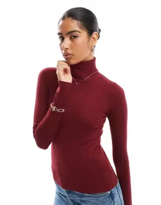 Oferta de Stradivarius roll neck jumper in burgundy por $14.49 en ASOS