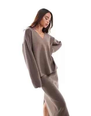 Oferta de Object structured v neck jumper co-ord in taupe por $65.99 en ASOS