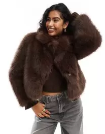 Oferta de Bershka faux fur jacket in chocolate por $79.99 en ASOS